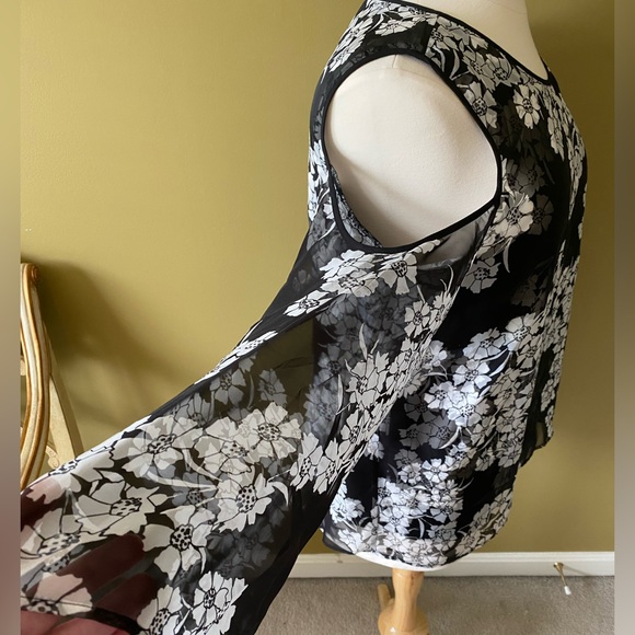 Beautiful Vince Camuto cold shoulder blouse with shell underneath - Picture 3 of 9